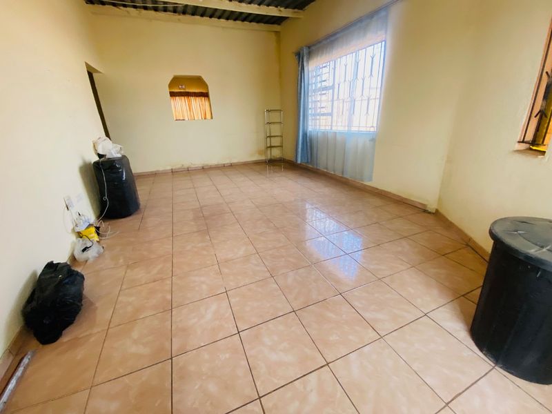 Specious home with great potential - Photo 3