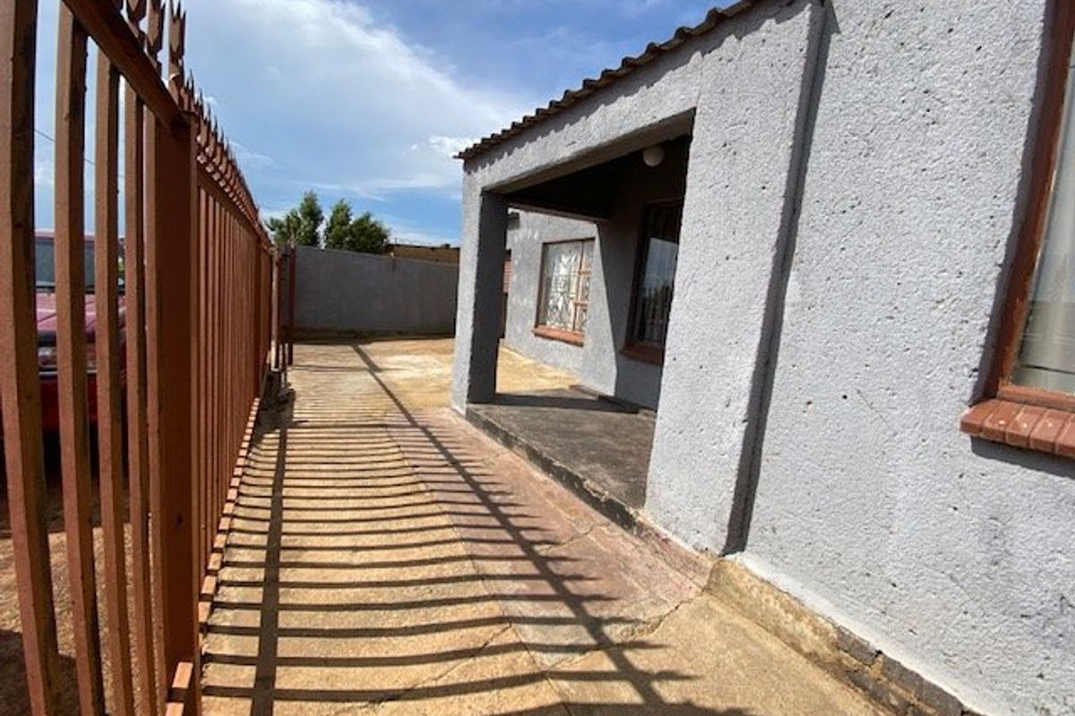 Specious home with great potential - Photo 2