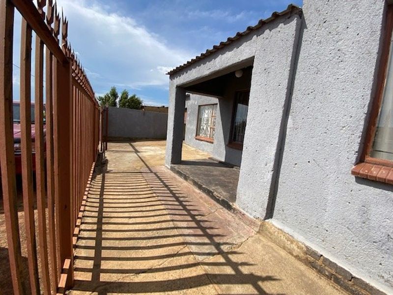 Specious home with great potential - Photo 2