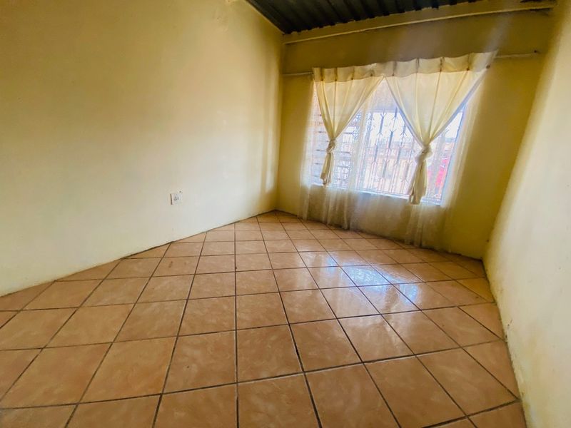 Specious home with great potential - Photo 9