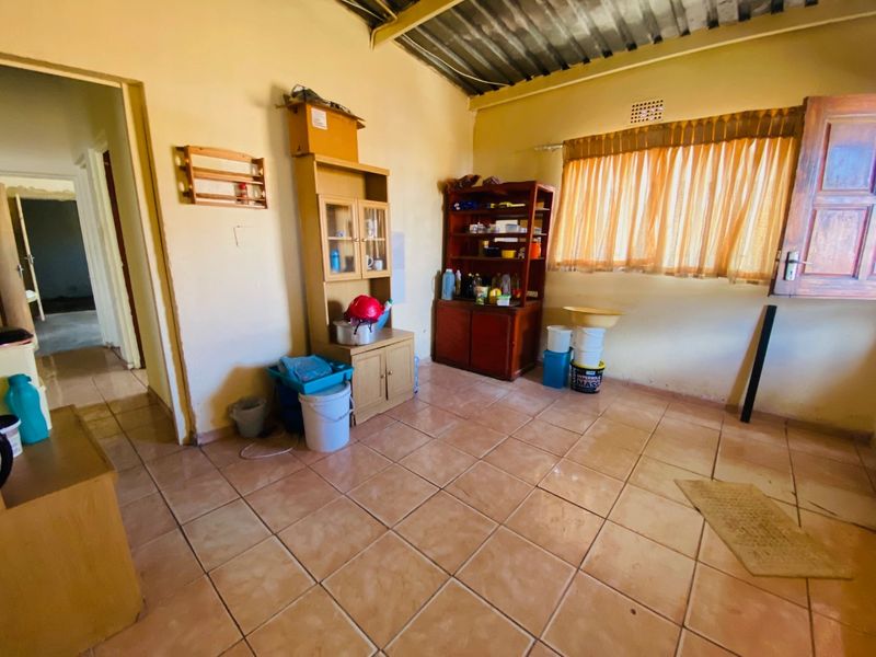 Specious home with great potential - Photo 5