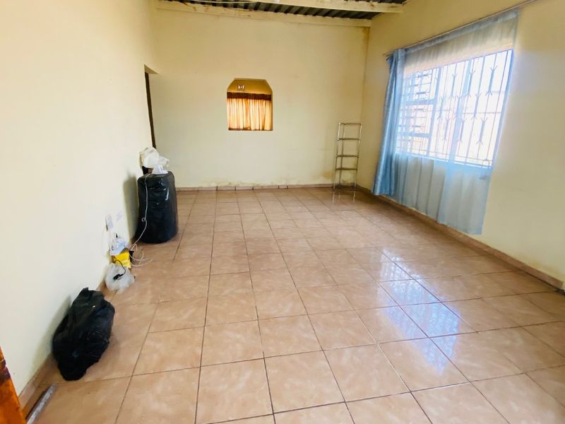 Specious home with great potential - Photo 4