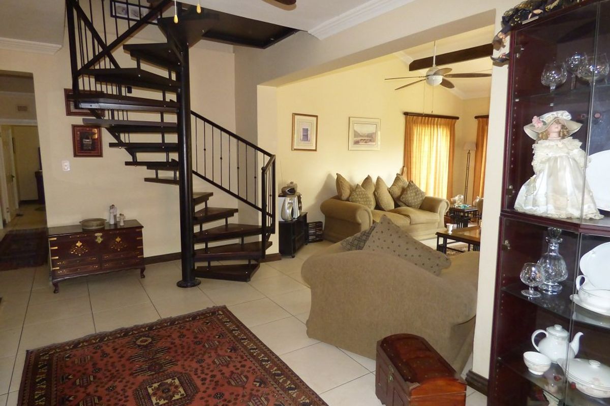 Attractive Eye-Catching Perfect Family Residence - Photo 4