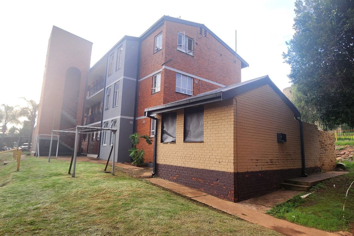 Neat and Super Spacious 3.5 Bedroom Apartment for Sale in Secure Complex in Laudium - Photo 3