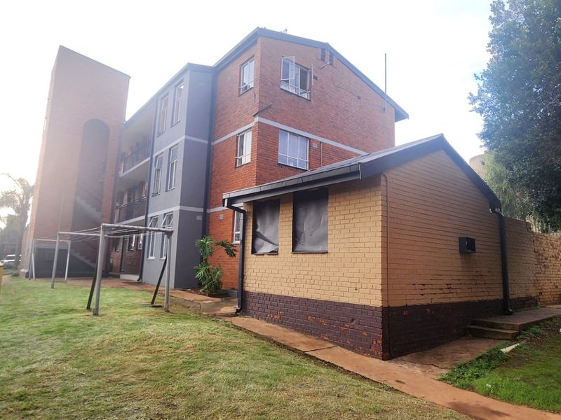 Neat and Super Spacious 3.5 Bedroom Apartment for Sale in Secure Complex in Laudium - Photo 3