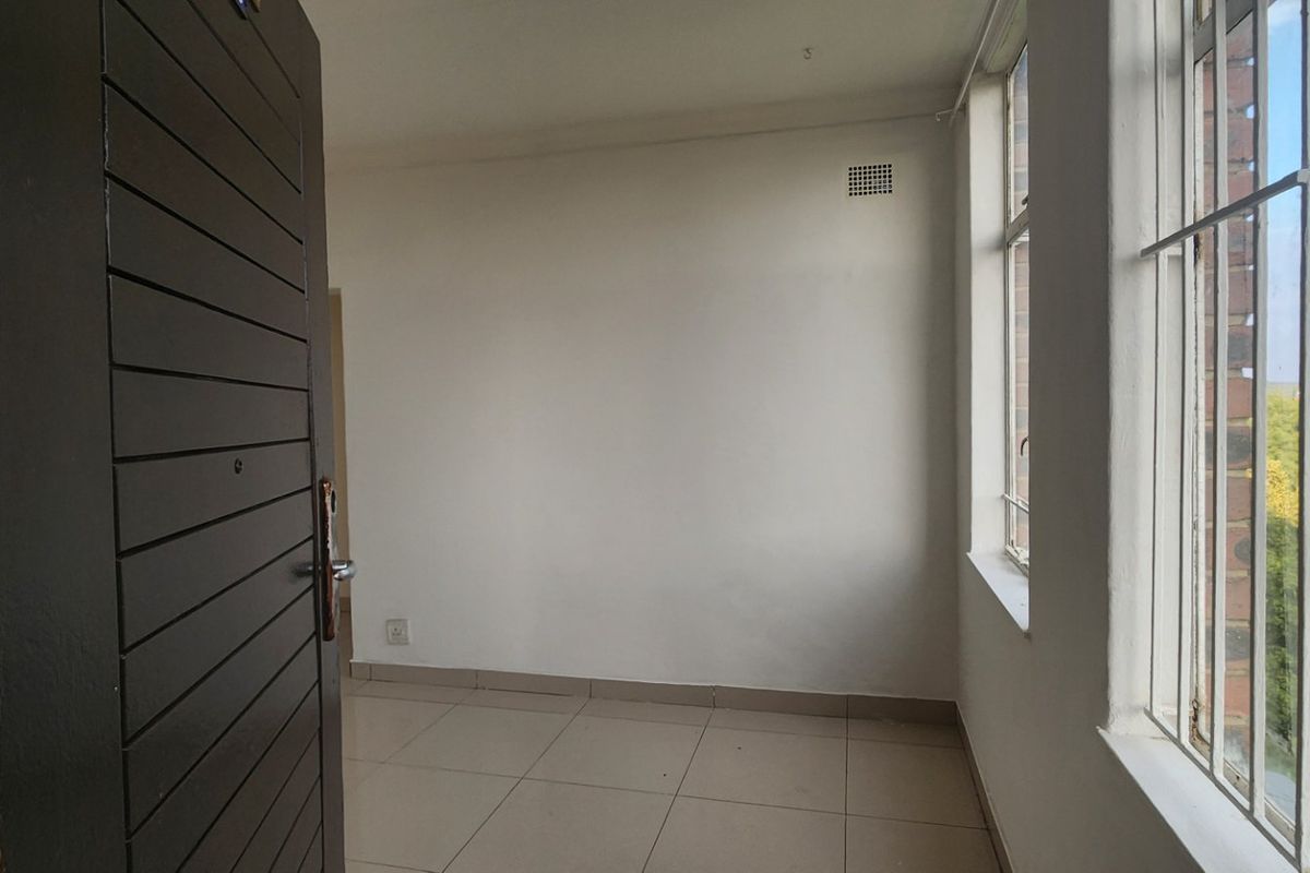 Neat and Super Spacious 3.5 Bedroom Apartment for Sale in Secure Complex in Laudium - Photo 5