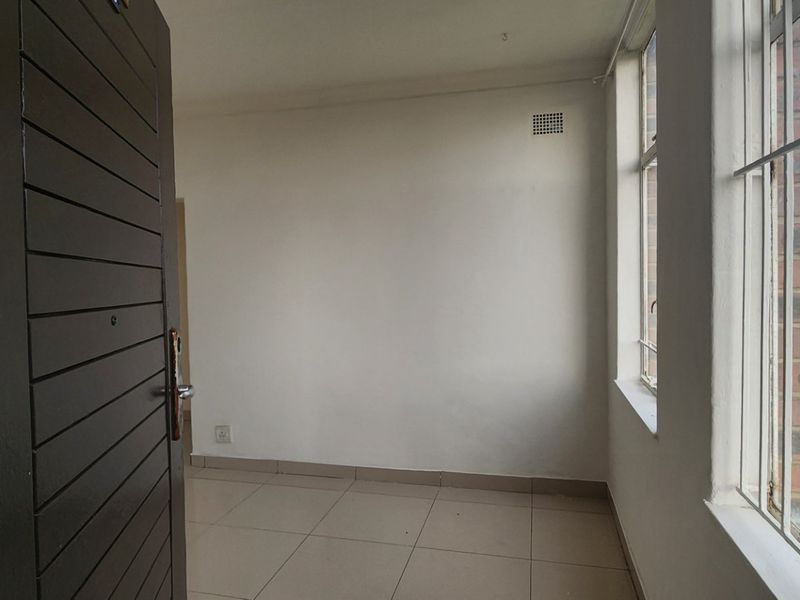 Neat and Super Spacious 3.5 Bedroom Apartment for Sale in Secure Complex in Laudium - Photo 5