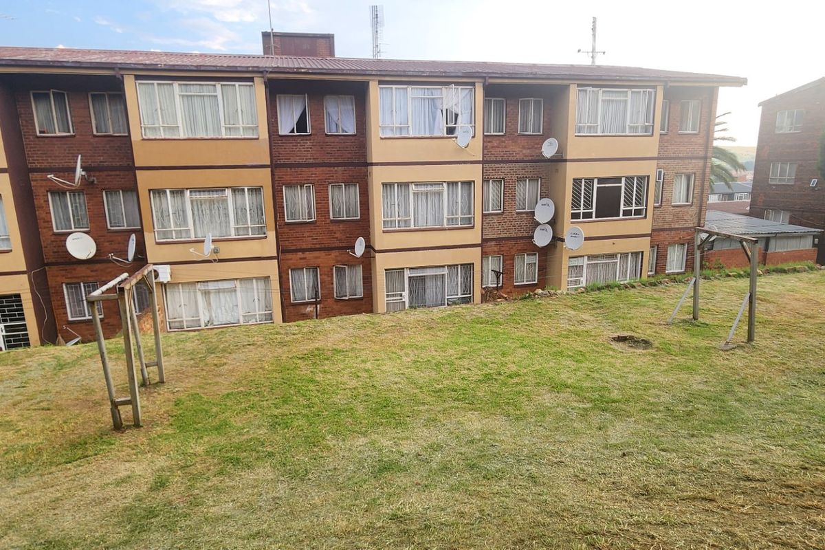 Neat and Super Spacious 3.5 Bedroom Apartment for Sale in Secure Complex in Laudium - Photo 4