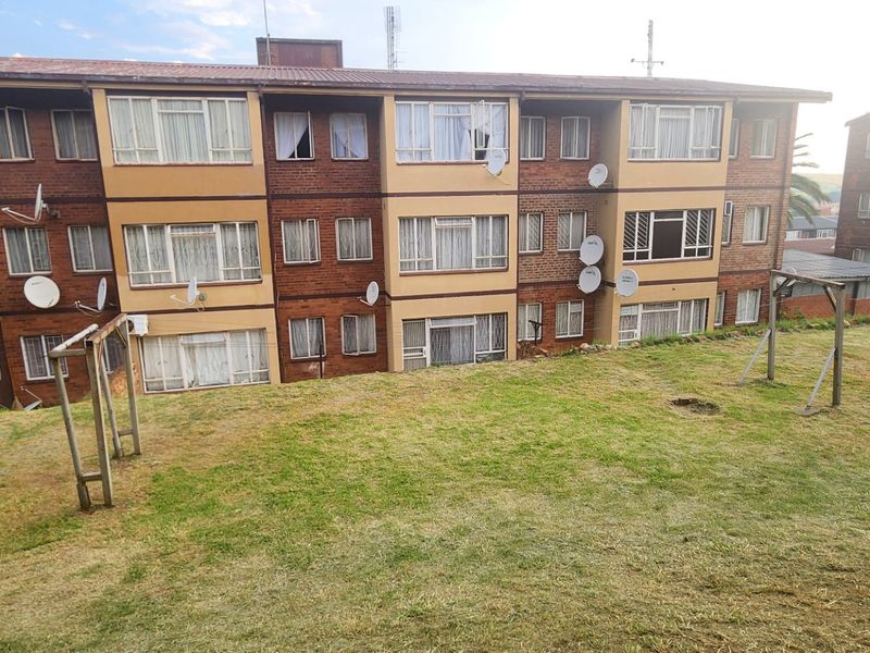 Neat and Super Spacious 3.5 Bedroom Apartment for Sale in Secure Complex in Laudium - Photo 4