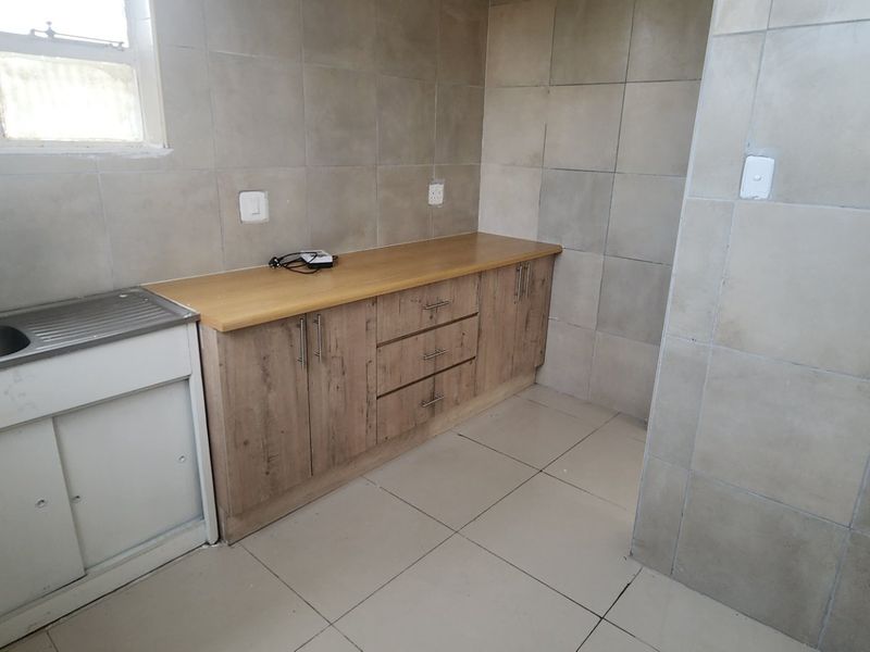 Neat and Super Spacious 3.5 Bedroom Apartment for Sale in Secure Complex in Laudium - Photo 10