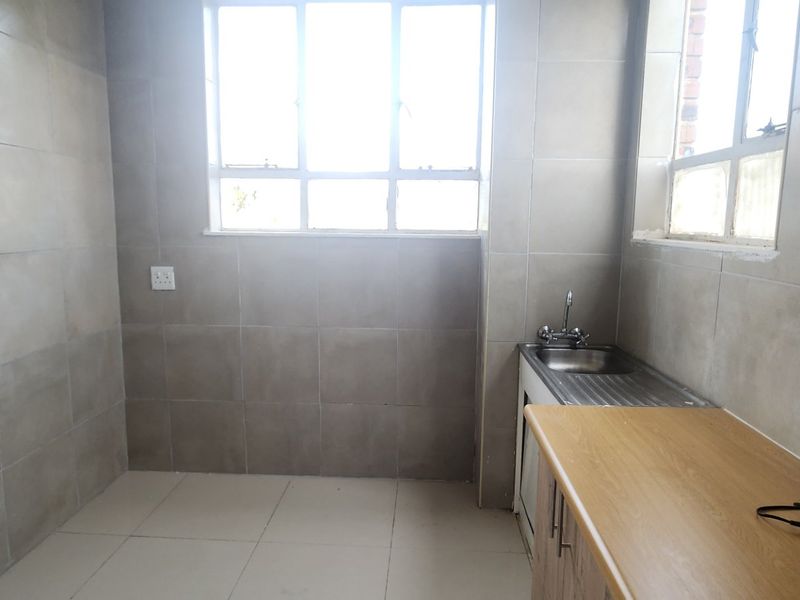 Neat and Super Spacious 3.5 Bedroom Apartment for Sale in Secure Complex in Laudium - Photo 9