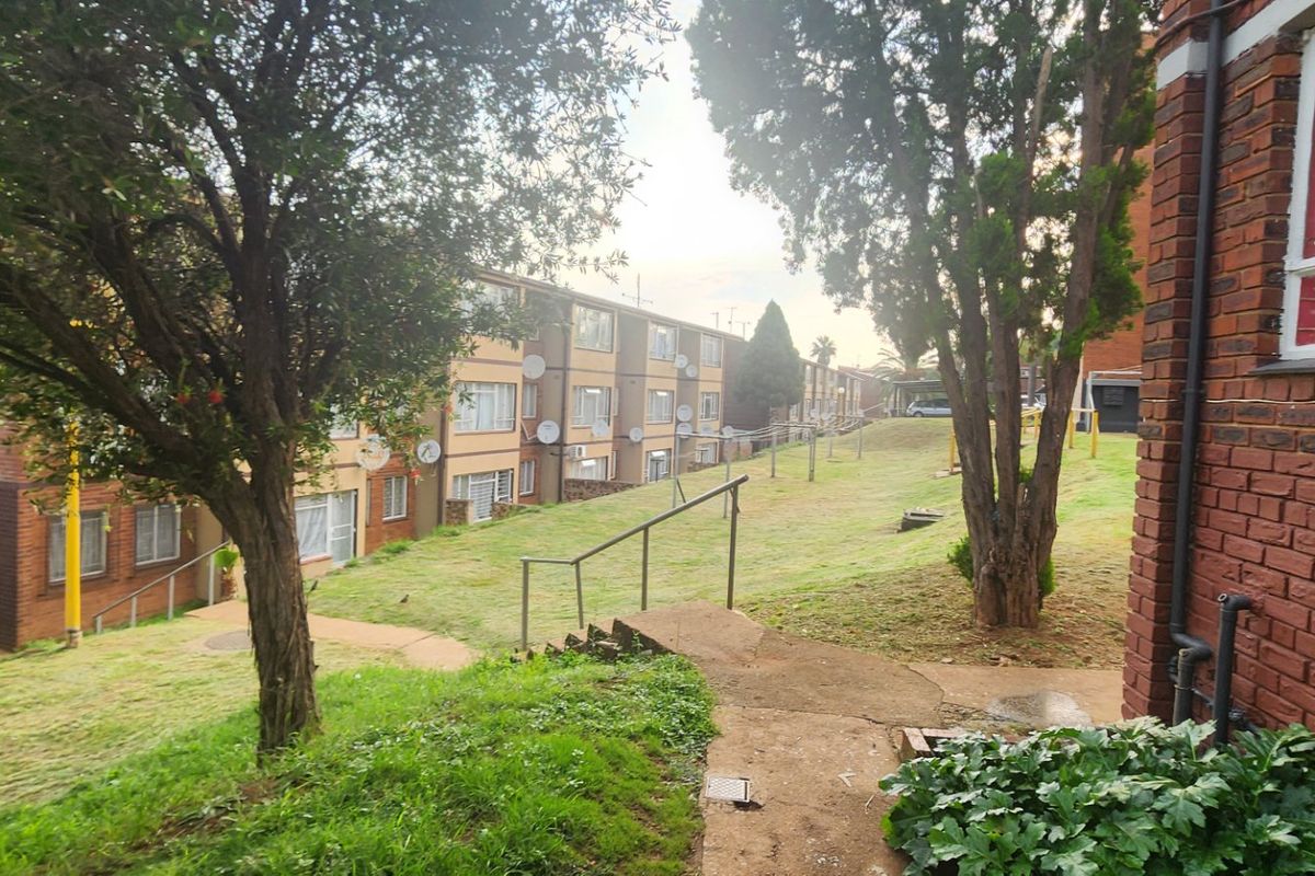 Neat and Super Spacious 3.5 Bedroom Apartment for Sale in Secure Complex in Laudium - Photo 2
