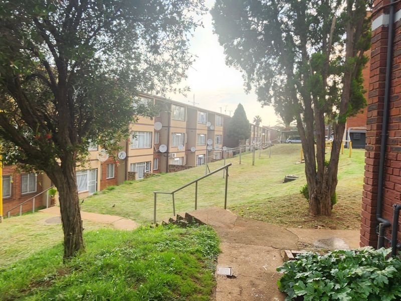 Neat and Super Spacious 3.5 Bedroom Apartment for Sale in Secure Complex in Laudium - Photo 2