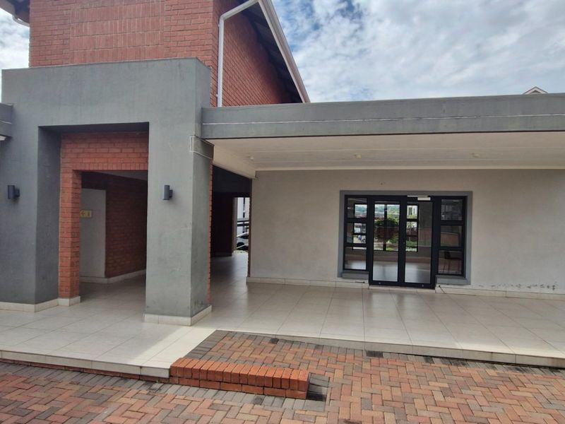 Stunning  Gorgeous North - Facing..... 1 Bedroom 1 Full Bathroom Modern Kitchen  Balcony With Braai Area Upstairs Apartment  - Photo 3
