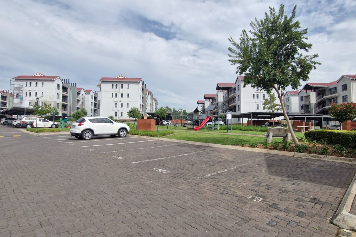 Stunning  Gorgeous North - Facing..... 1 Bedroom 1 Full Bathroom Modern Kitchen  Balcony With Braai Area Upstairs Apartment  - Photo 2