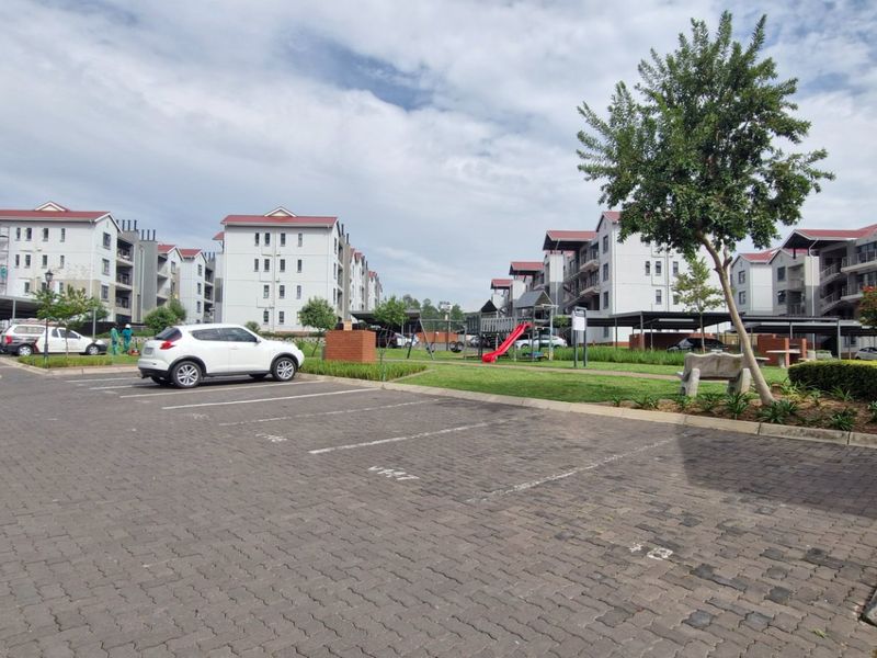 Stunning  Gorgeous North - Facing..... 1 Bedroom 1 Full Bathroom Modern Kitchen  Balcony With Braai Area Upstairs Apartment  - Photo 2