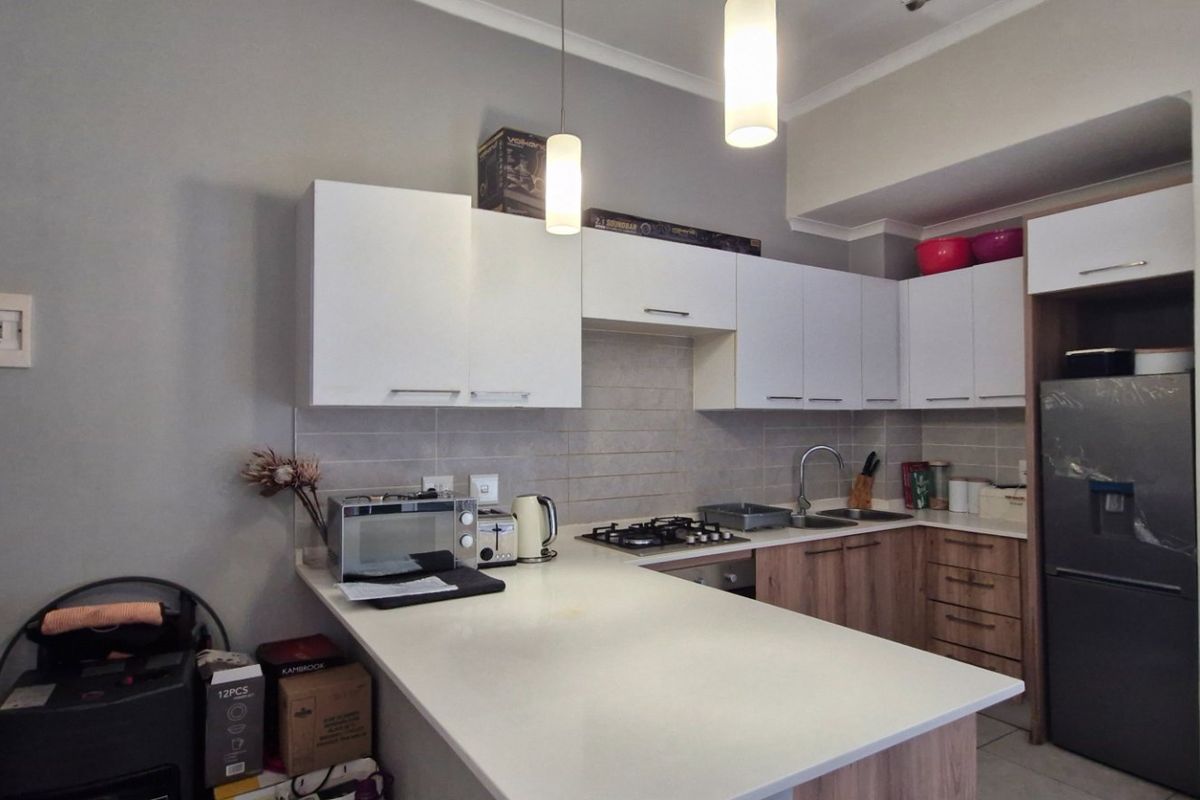 Stunning  Gorgeous North - Facing..... 1 Bedroom 1 Full Bathroom Modern Kitchen  Balcony With Braai Area Upstairs Apartment  - Photo 4
