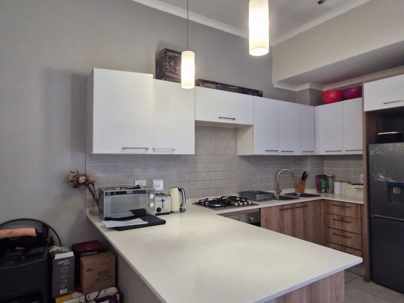 Stunning  Gorgeous North - Facing..... 1 Bedroom 1 Full Bathroom Modern Kitchen  Balcony With Braai Area Upstairs Apartment  - Photo 4