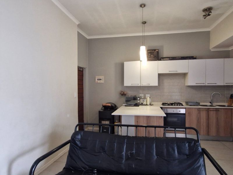 Stunning  Gorgeous North - Facing..... 1 Bedroom 1 Full Bathroom Modern Kitchen  Balcony With Braai Area Upstairs Apartment  - Photo 10