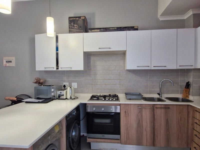 Stunning  Gorgeous North - Facing..... 1 Bedroom 1 Full Bathroom Modern Kitchen  Balcony With Braai Area Upstairs Apartment  - Photo 8