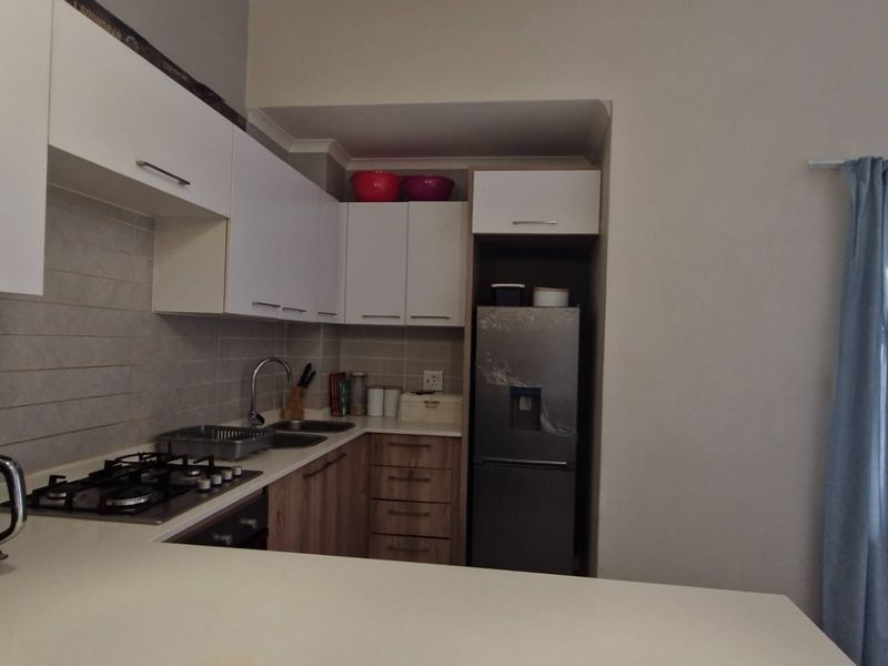 Stunning  Gorgeous North - Facing..... 1 Bedroom 1 Full Bathroom Modern Kitchen  Balcony With Braai Area Upstairs Apartment  - Photo 7