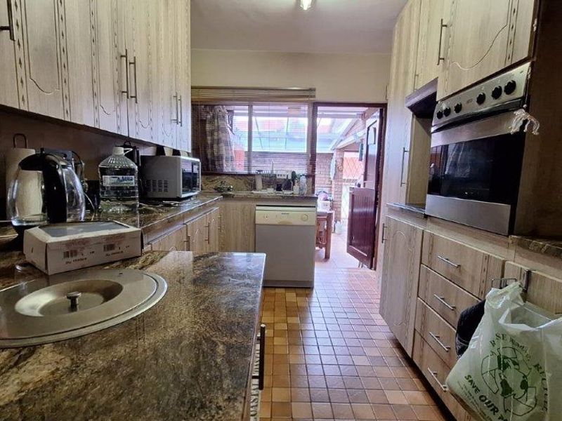 Secure and Spacious Living in a Prime Location - Photo 8