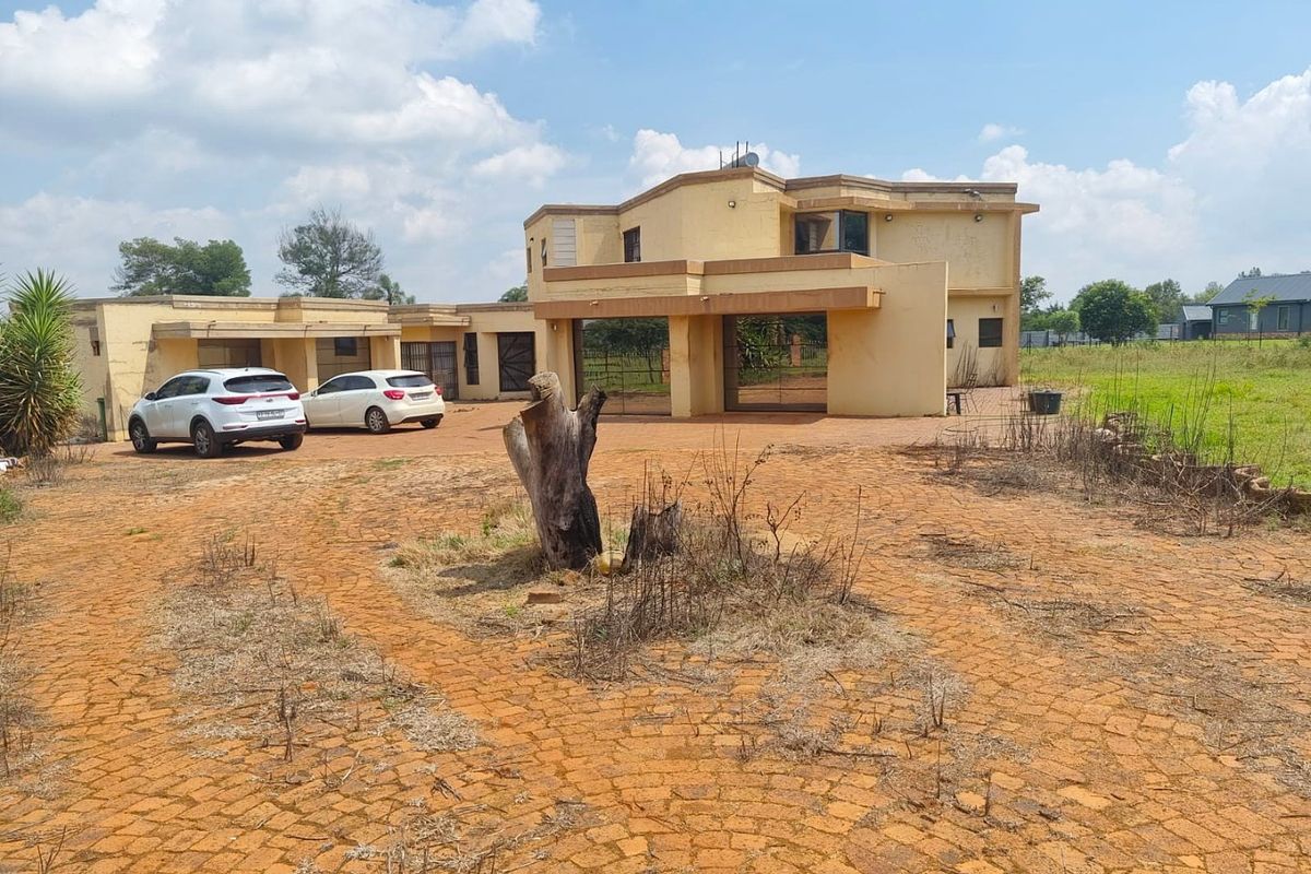 Stunning 6-Bedroom Masterpiece For Sale in Rietvlei View Estate – Serious Buyers Invited - Photo 4