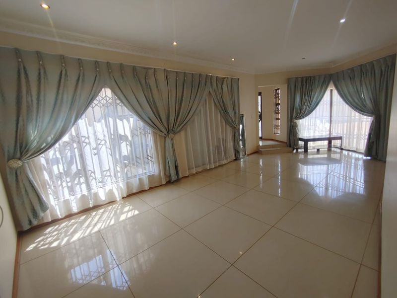 Stunning 6-Bedroom Masterpiece For Sale in Rietvlei View Estate – Serious Buyers Invited - Photo 10