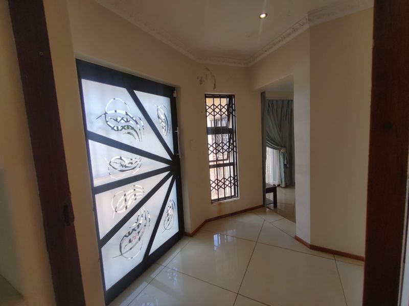 Stunning 6-Bedroom Masterpiece For Sale in Rietvlei View Estate – Serious Buyers Invited - Photo 6