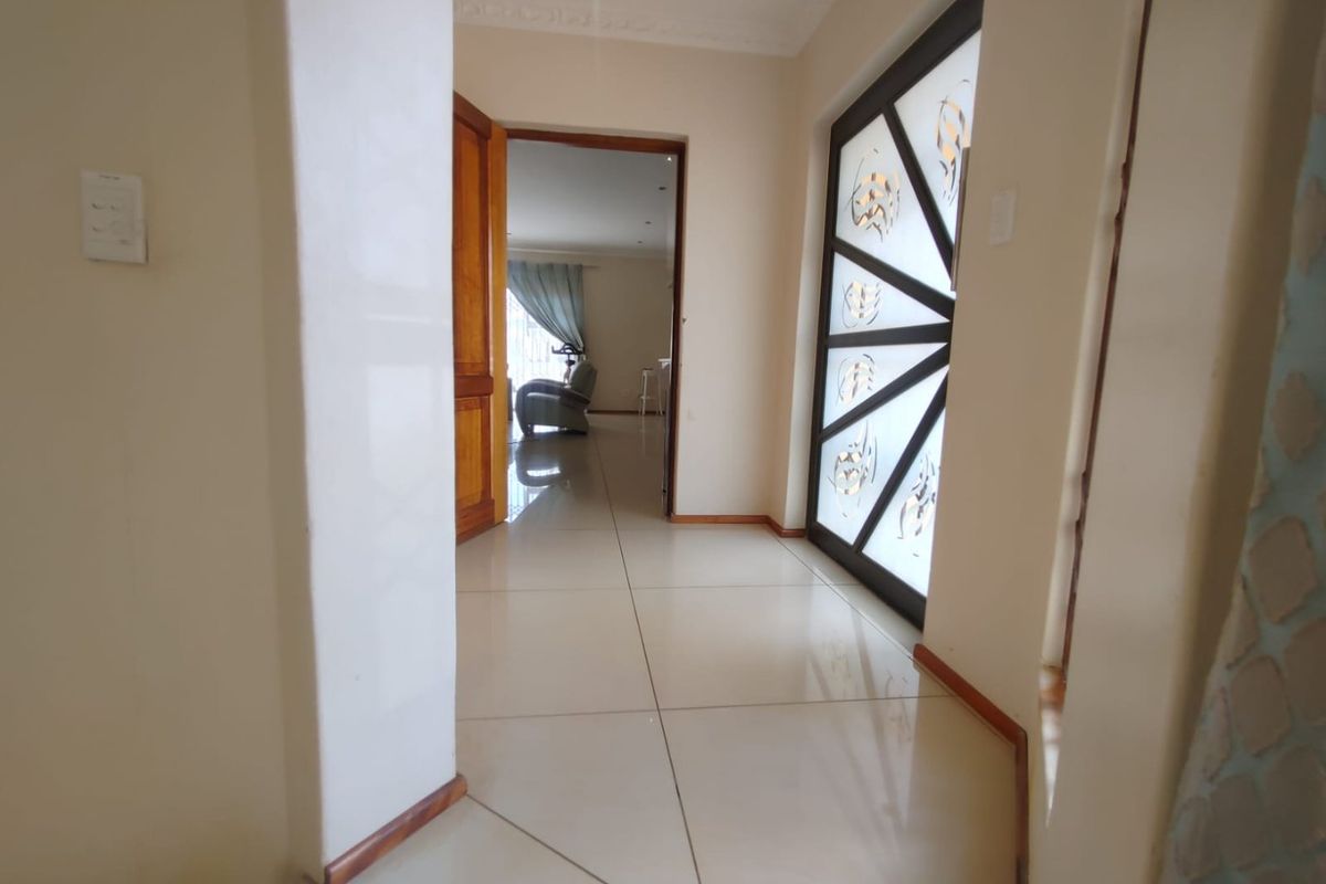 Stunning 6-Bedroom Masterpiece For Sale in Rietvlei View Estate – Serious Buyers Invited - Photo 5