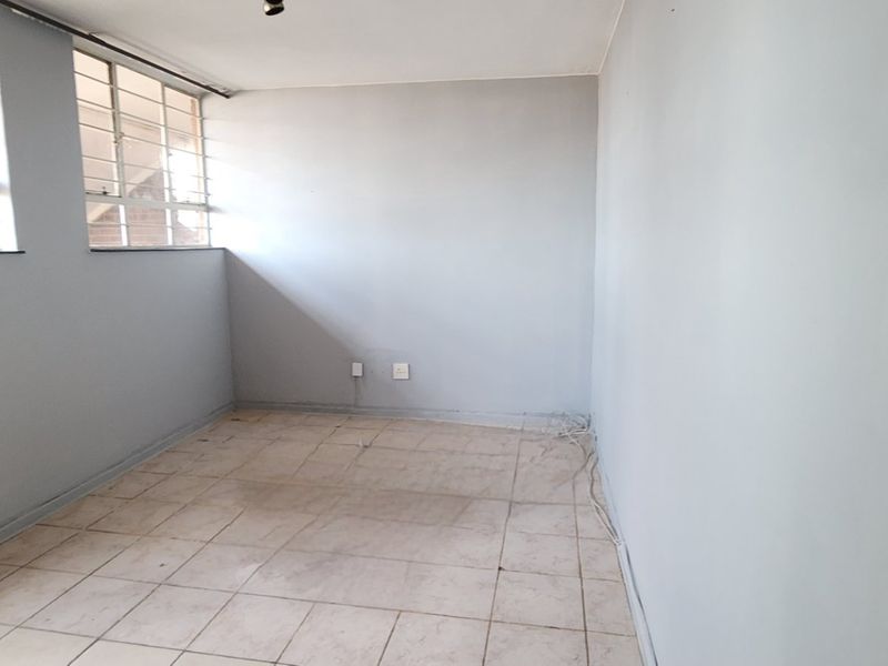 NEAT AND SPACIOUS APARTMENT IN A SECURE COMPLEX - Photo 5