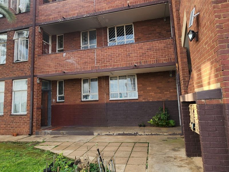 NEAT AND SPACIOUS APARTMENT IN A SECURE COMPLEX - Photo 3