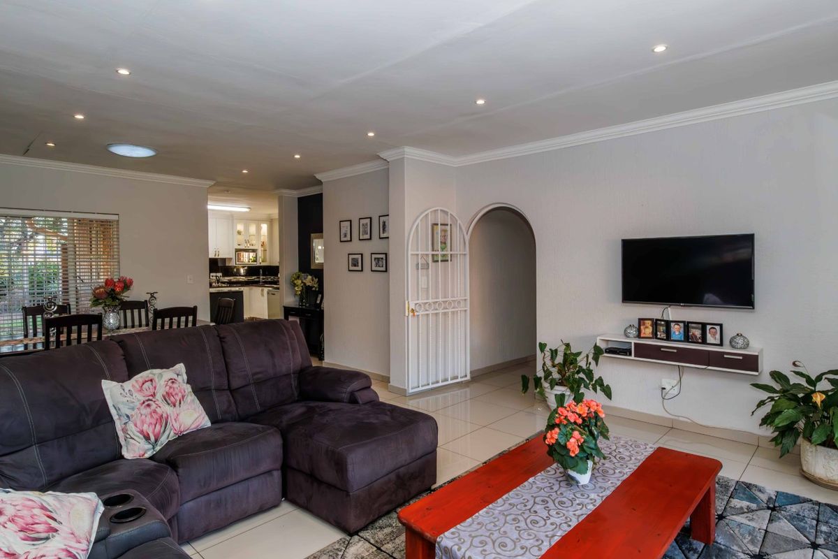 A Picture-Perfect Retreat in the Heart of Highway Gardens - Photo 5