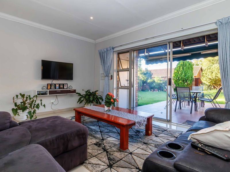 A Picture-Perfect Retreat in the Heart of Highway Gardens - Photo 7