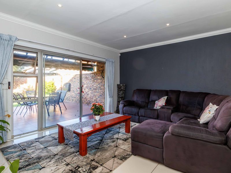 A Picture-Perfect Retreat in the Heart of Highway Gardens - Photo 8