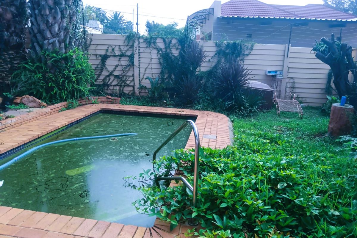 4 Bedroom 3  Bathroom Cottage  , North-Facing  Freestanding Home - Photo 5