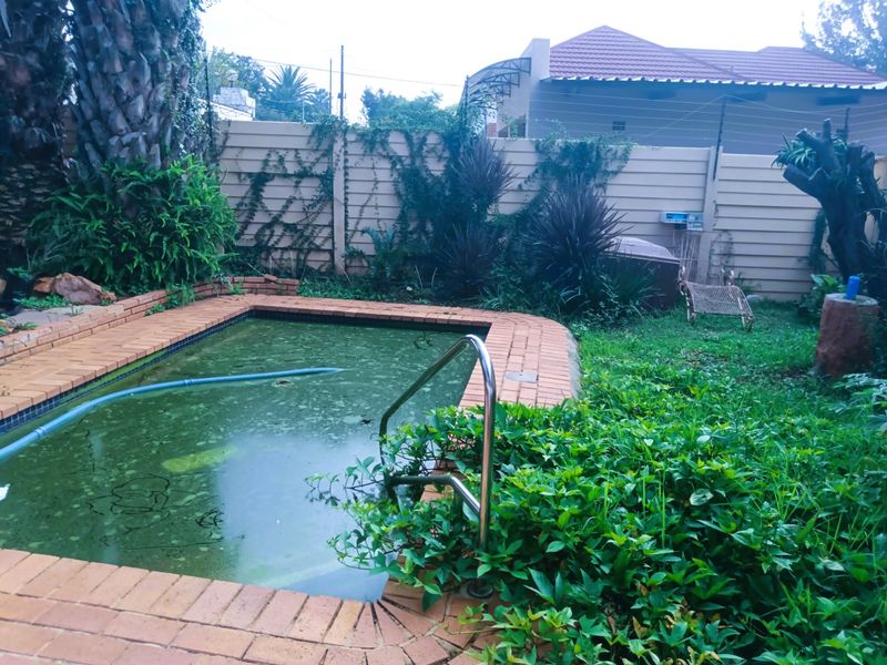 4 Bedroom 3  Bathroom Cottage  , North-Facing  Freestanding Home - Photo 5