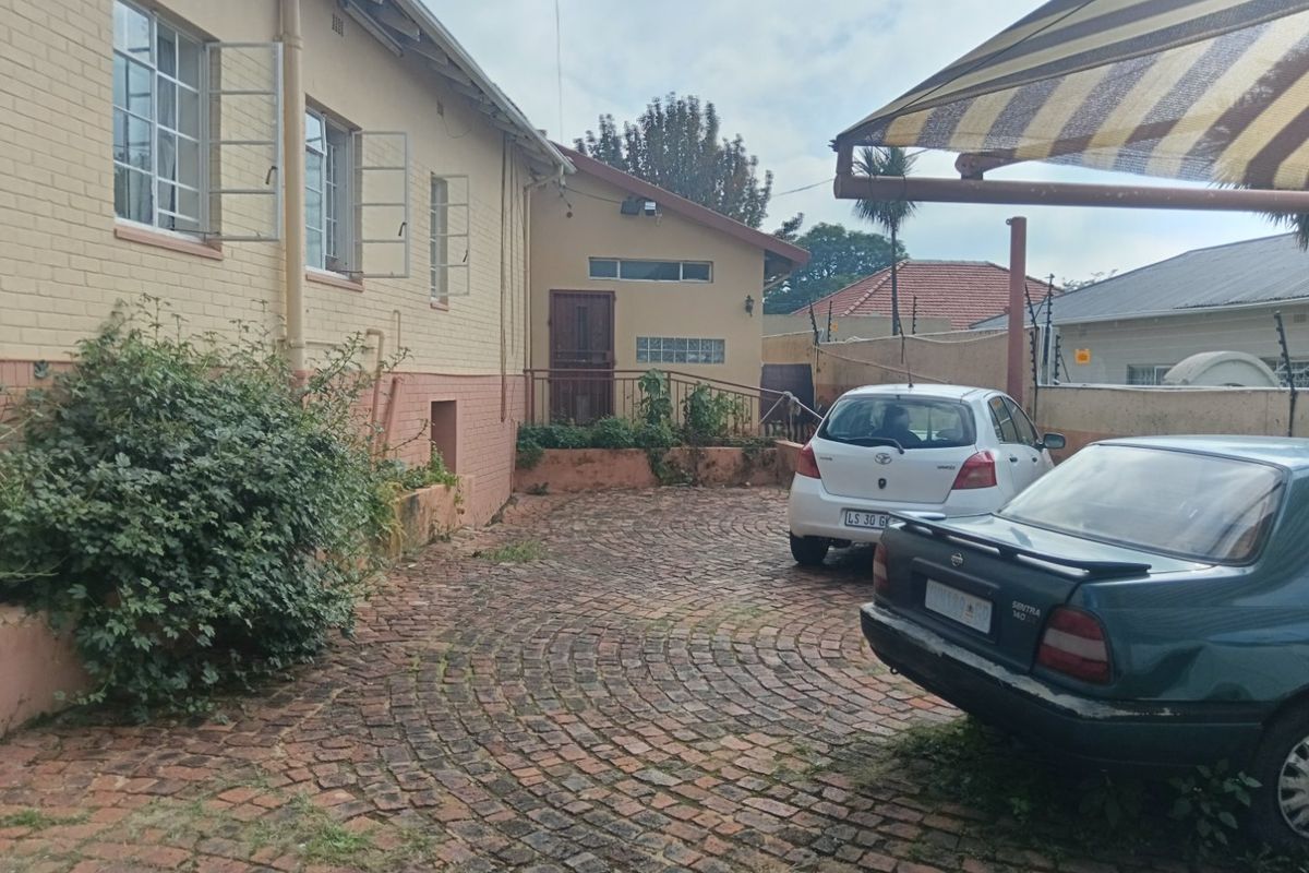 4 Bedroom 3  Bathroom Cottage  , North-Facing  Freestanding Home - Photo 2