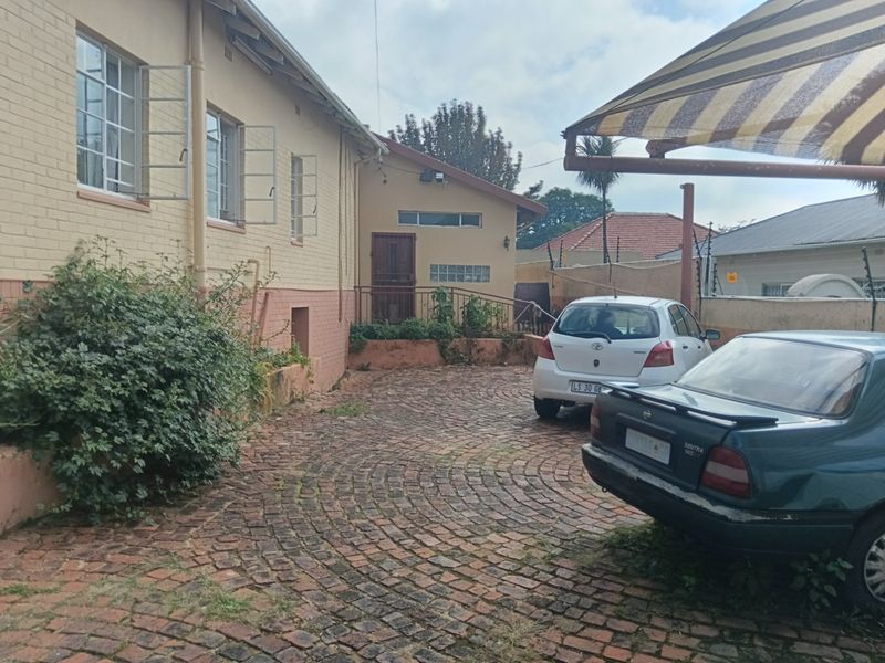 4 Bedroom 3  Bathroom Cottage  , North-Facing  Freestanding Home - Photo 2