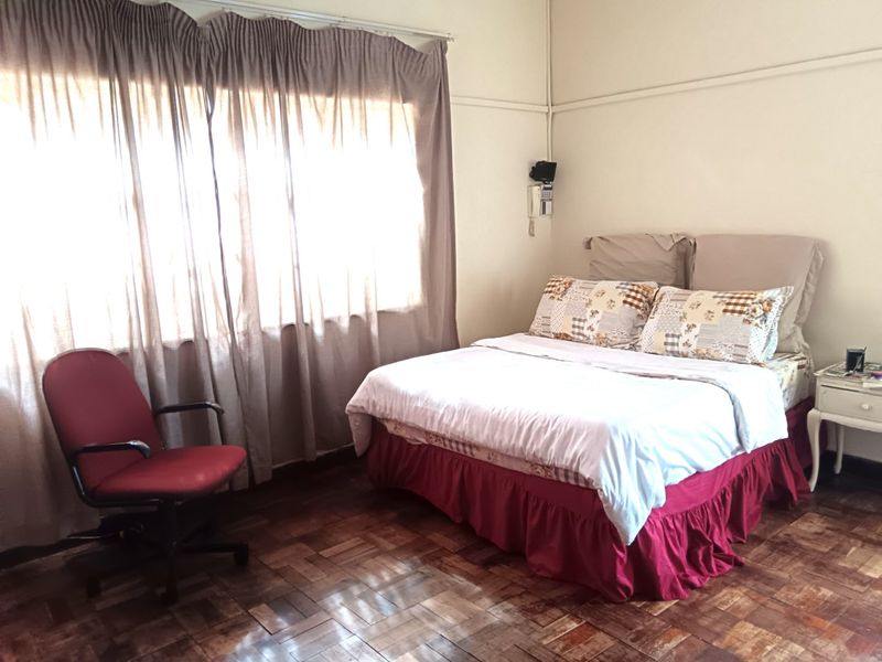 4 Bedroom 3  Bathroom Cottage  , North-Facing  Freestanding Home - Photo 4