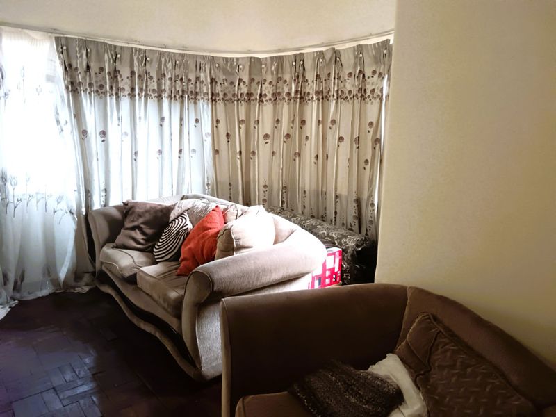 4 Bedroom 3  Bathroom Cottage  , North-Facing  Freestanding Home - Photo 8