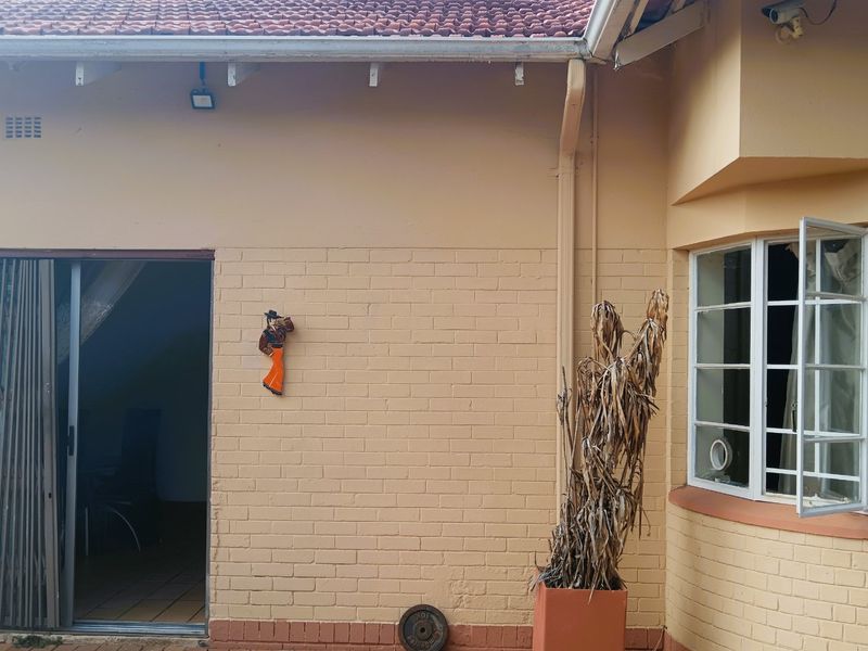 4 Bedroom 3  Bathroom Cottage  , North-Facing  Freestanding Home - Photo 6