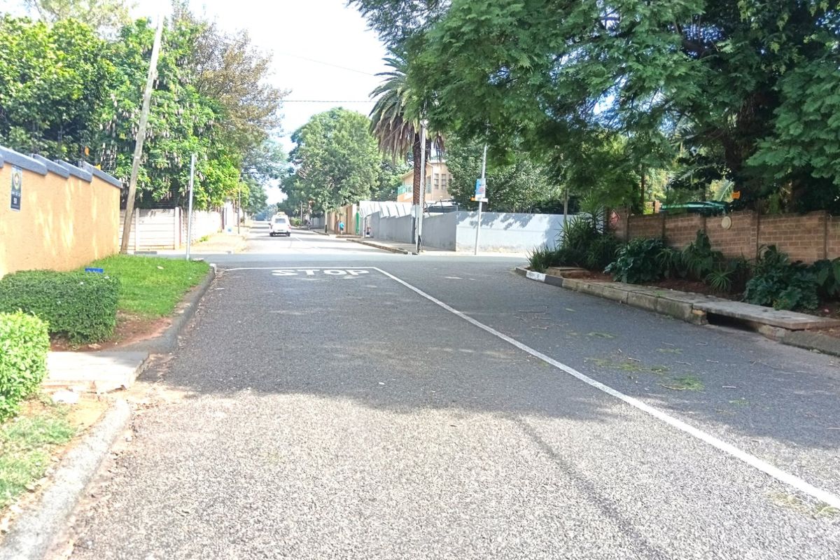 4 Bedroom 3  Bathroom Cottage  , North-Facing  Freestanding Home - Photo 3