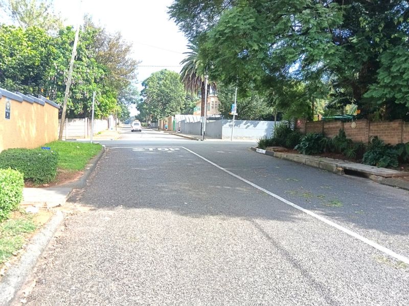 4 Bedroom 3  Bathroom Cottage  , North-Facing  Freestanding Home - Photo 3