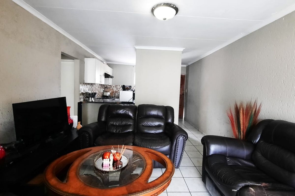 Spacious 2-Bedroom Flat in Secure Complex – Southern Suburbs, Johannesburg - Photo 3