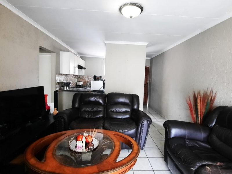 Spacious 2-Bedroom Flat in Secure Complex – Southern Suburbs, Johannesburg - Photo 3