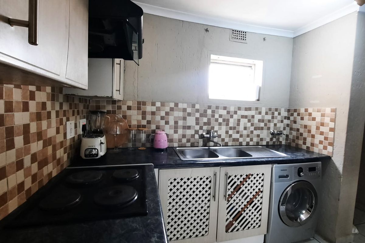 Spacious 2-Bedroom Flat in Secure Complex – Southern Suburbs, Johannesburg - Photo 4