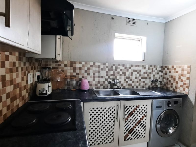 Spacious 2-Bedroom Flat in Secure Complex – Southern Suburbs, Johannesburg - Photo 4
