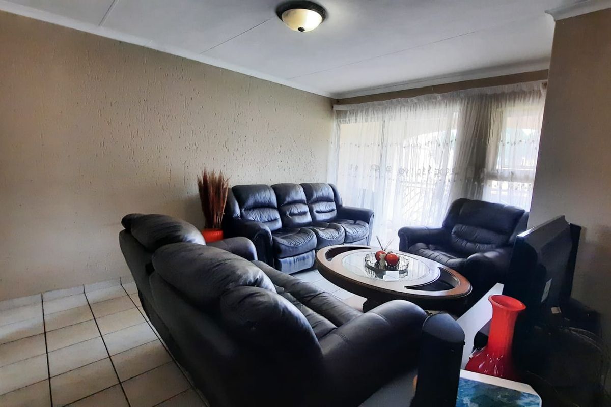 Spacious 2-Bedroom Flat in Secure Complex – Southern Suburbs, Johannesburg - Photo 5