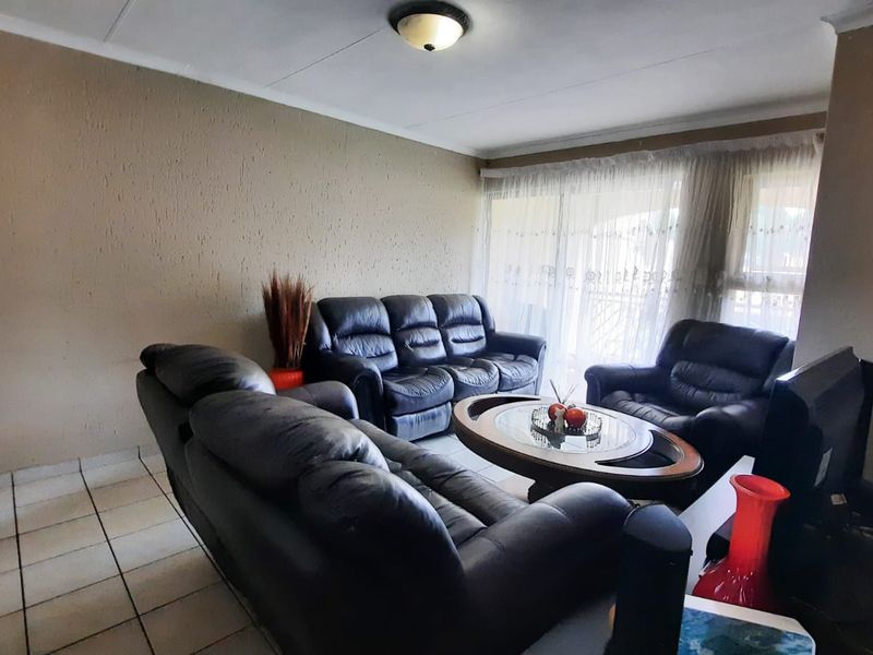 Spacious 2-Bedroom Flat in Secure Complex – Southern Suburbs, Johannesburg - Photo 5
